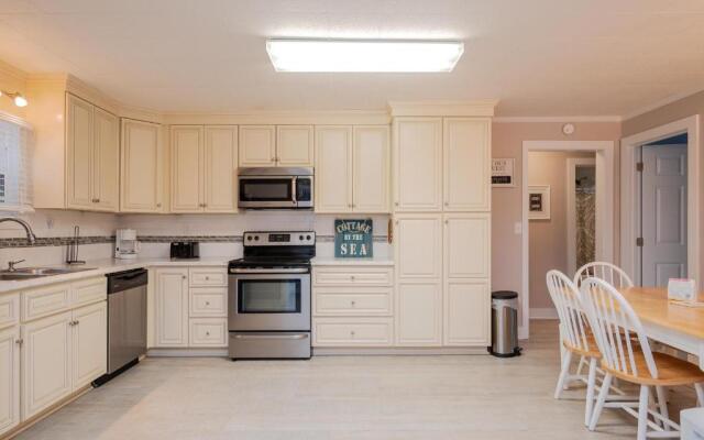 Bill's Place by Oak Island Accommodations