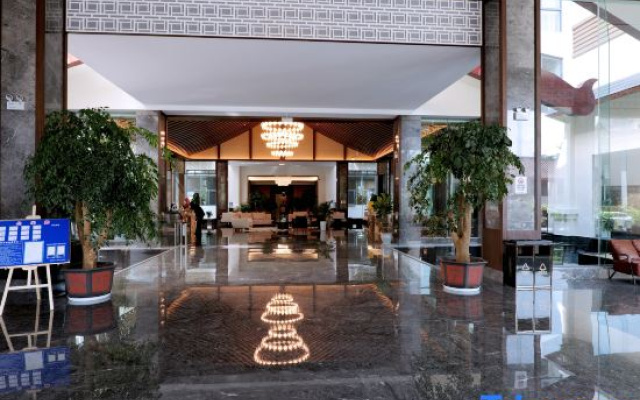 Grand Hotel Mangshi Shengshui Lake