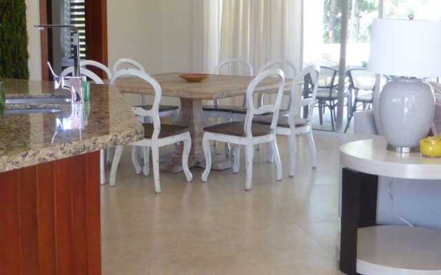 Private two Story Villa With Guest House