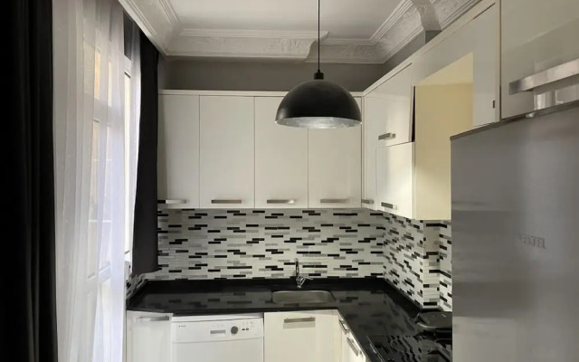 Bohemian Flat in Nisantasi With Central Location