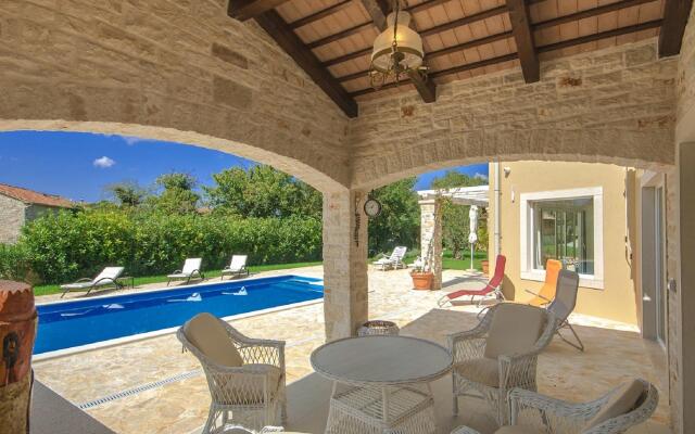 Peaceful Villa in Sveti Lovrec With Swimming Pool