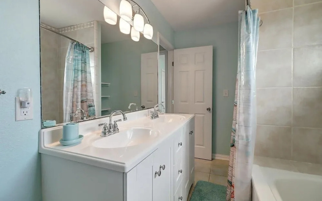Fisherman's Inn 2 Bedroom Home by RedAwning