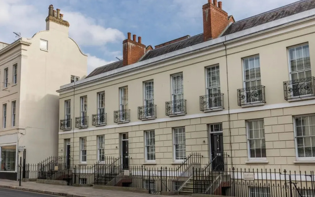 Stunning 2 Bed in Centre of Cheltenham