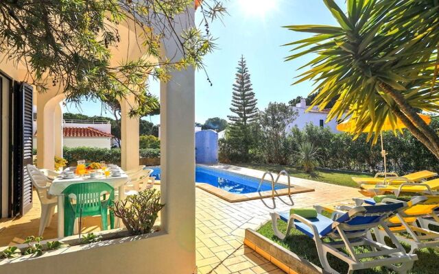 Spacious 4 Bedroom Villa, Private Pool, Free air Conditioning and Wifi