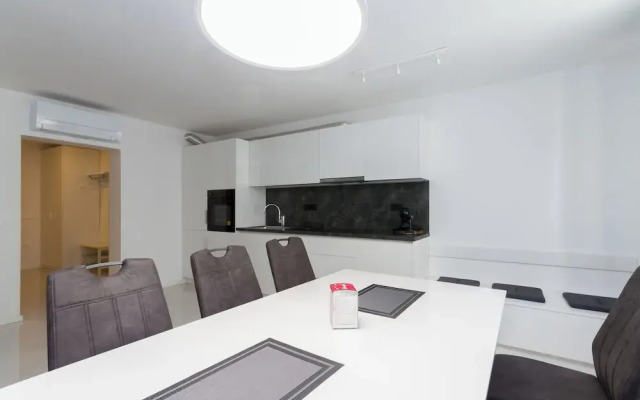 Premium City Center Apartment Tartini 1