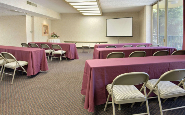 MC Pacific Inn & Suites