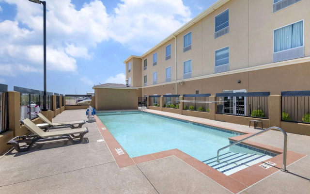 Quality Inn & Suites Carlsbad Caverns Area