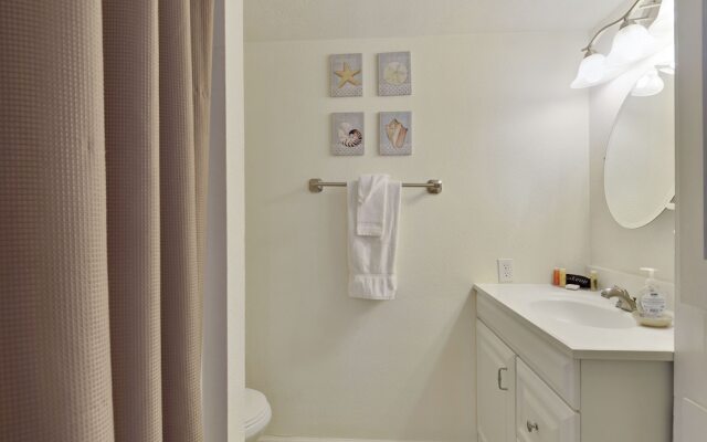 Bermuda Bungalow 2 Br home by RedAwning