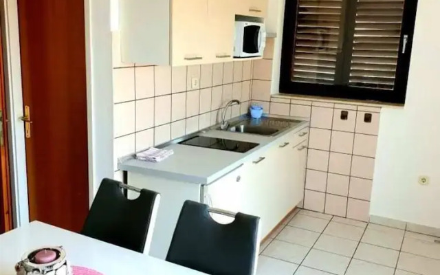 Lovely 1-bed Apartment With sea View in Srima