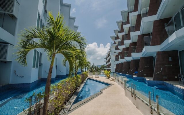 Maroon Studio at the Beachfront
