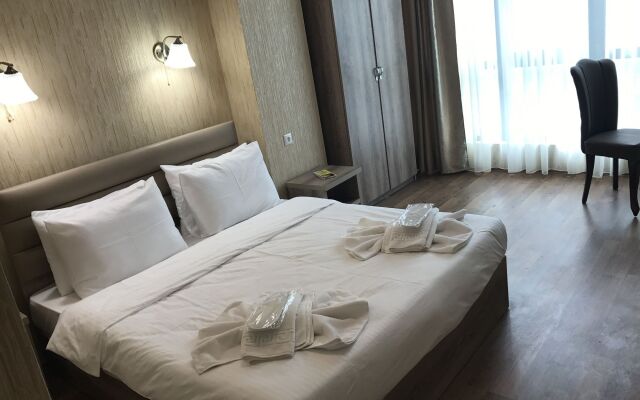 L Plaza Hotel