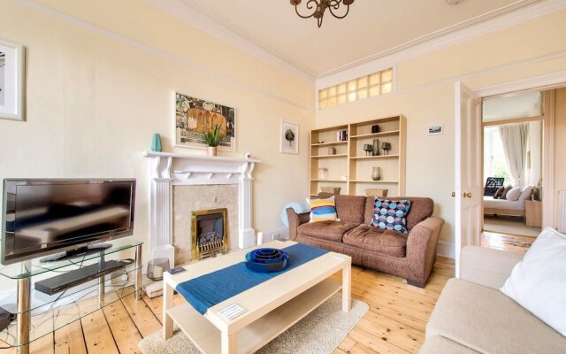Naturally Well-lit and Intimate 2-bedroom West End Apt