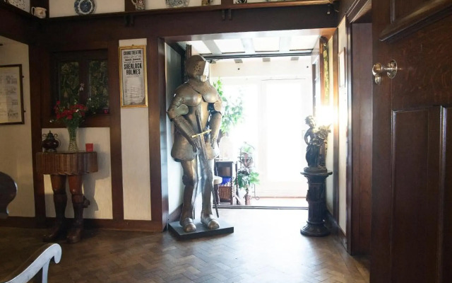 Barons Court Hotel
