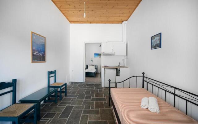 Isalos rooms on the beach