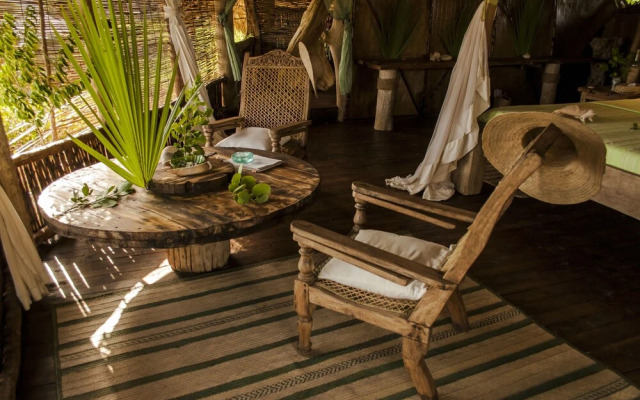 H12 Delta Dunes Lodge