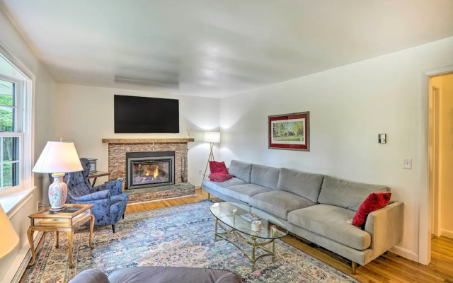 Stockbridge Home: Walk to Town Beach!