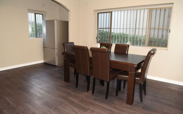 Warrawong holiday big home