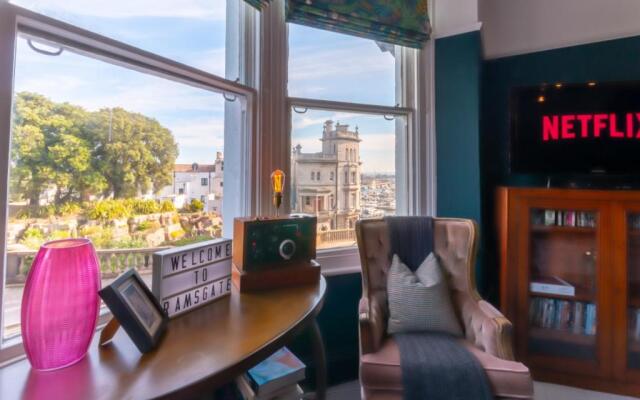 VICTORIAN Apartment with SEA VIEWS by ADLIV HOST