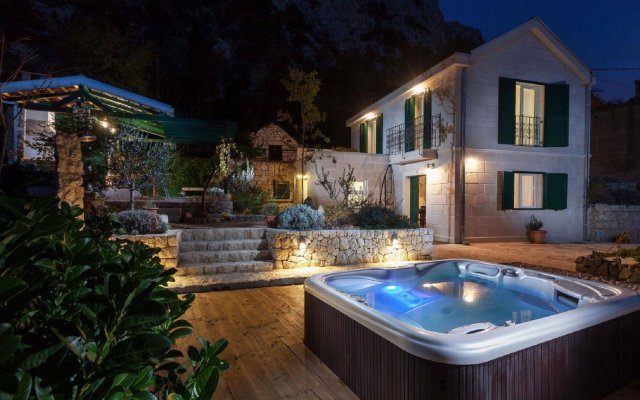 Luxurious Holiday Home in Makarska with Hot Tub