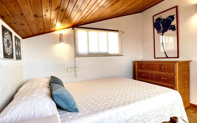 House in front of the beach with sea view