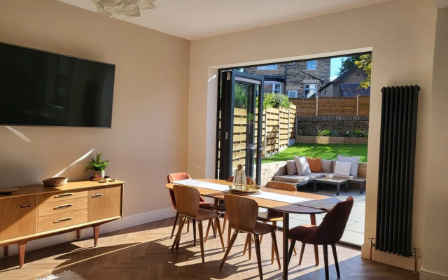 Remarkable 4-bed House in Sheffield