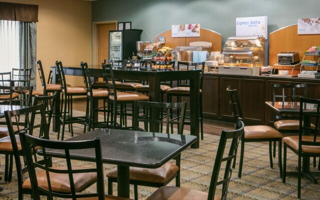 Holiday Inn Express Hotel & Suites Clinton by IHG