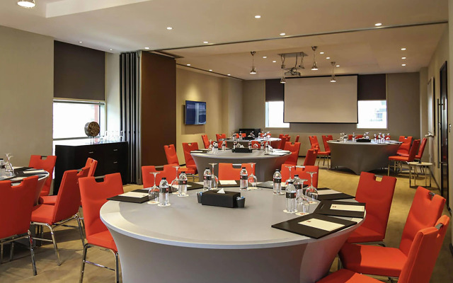 ibis One Central Hotel