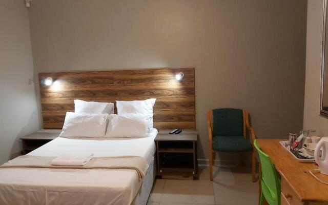 Hirondelle @ 45 Old Paarl