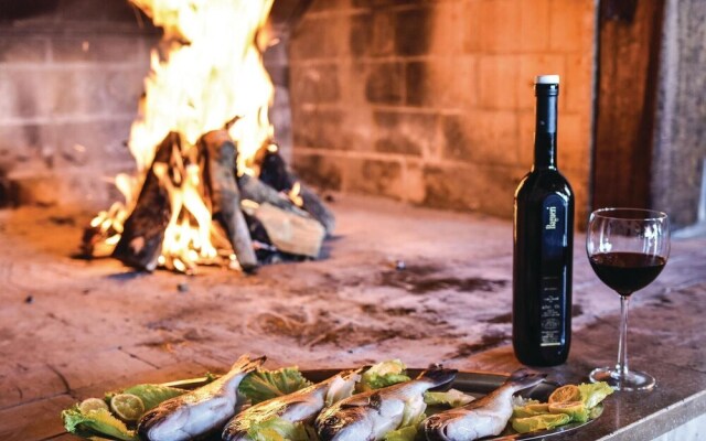 Amazing Home in Podstrana With Wifi and 6 Bedrooms