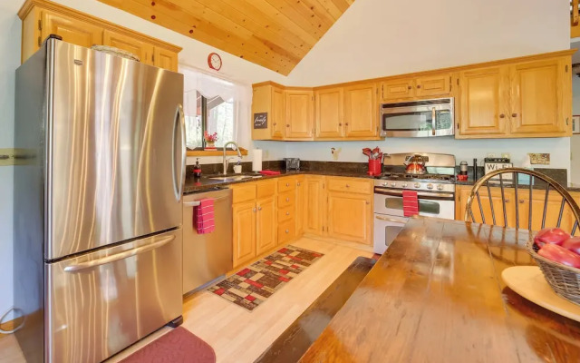 Hikers Haven: Pine Getaway w/ Wraparound Deck!
