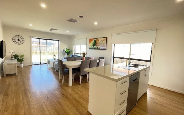 Relax 5 BRM Rental house near Melton