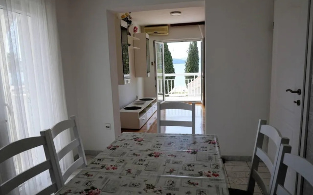 Remarkable 2-bed Apartment in Okrug Gornji