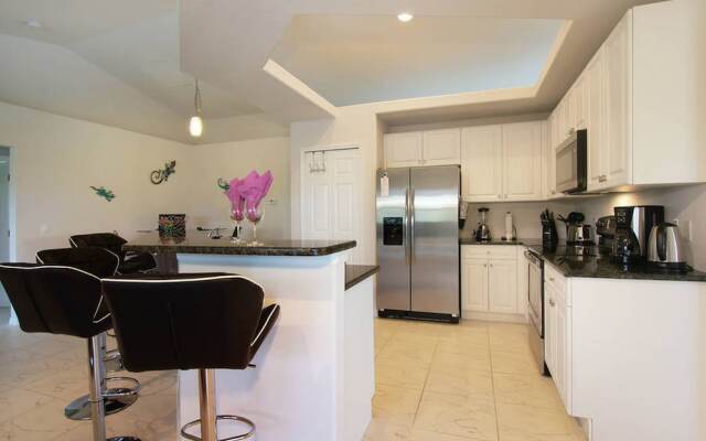 Alisa's Dream Villa on the Canal