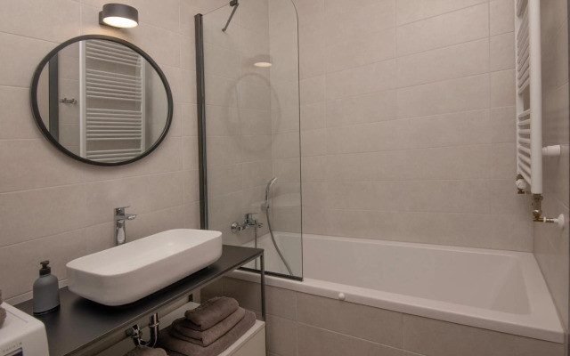 LUX 3 Bedroom Suite with FREE Private Parking