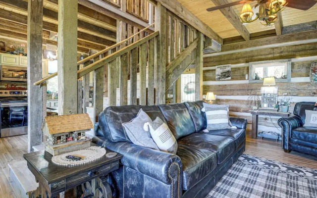 Hot Tub + Pool Table: 3-story Gatlinburg Cabin!