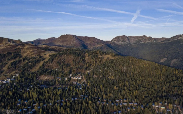 Lovely Chalet With hot tub