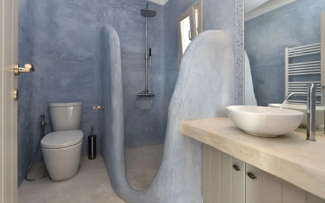 Exquisite villa for 10 with pool, helipad by VillaRentalsgr