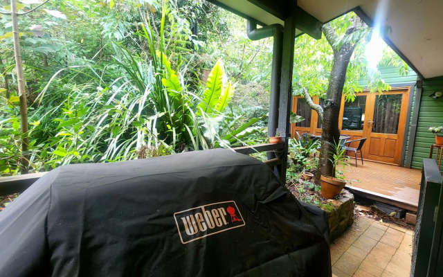 The Black Cockatoo - Secret Garden Mountains Home