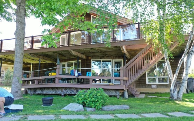 Waterfront Cottage 4 BD by GLOBALSTAY