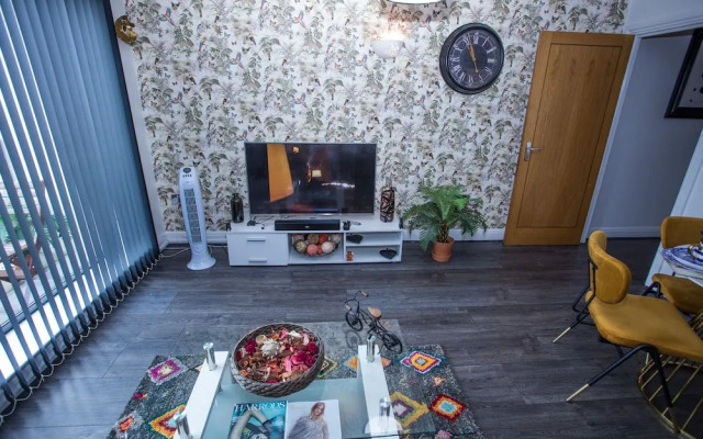 Remarkable 2-bed Apartment With Sea View