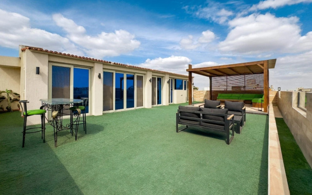 Posh & Panoramic 2bdr Rooftop 5 Min To Airport