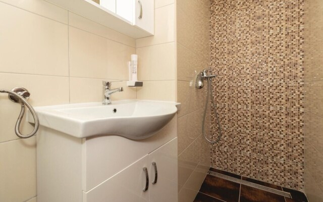 Nice Home in Zadar With Wifi and 8 Bedrooms