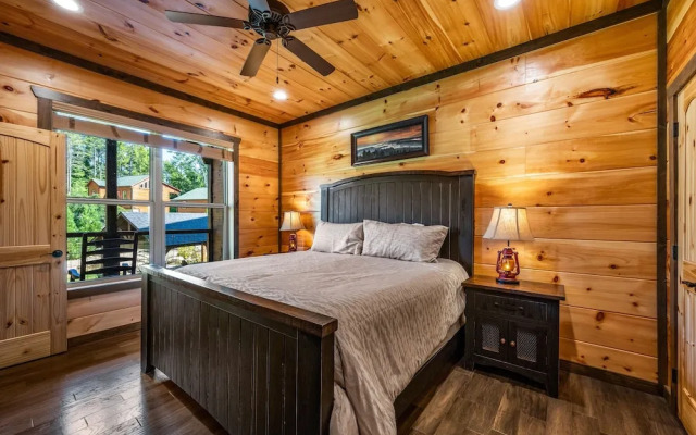 Mountain Skyy 3 Bedroom Cabin by RedAwning
