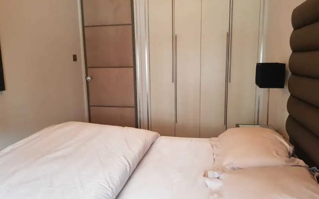 Hans Crescent Apartment