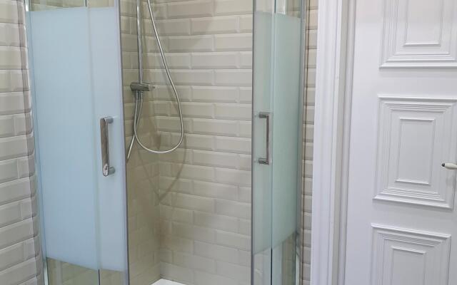 Anna and King  (on Zheleznodorozhnoy)