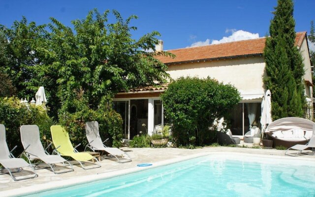 Holiday House With Swimming Pool Near the Beautiful City of Aix-en-provence