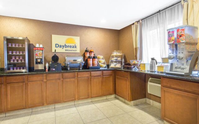 Days Inn & Suites Waterloo