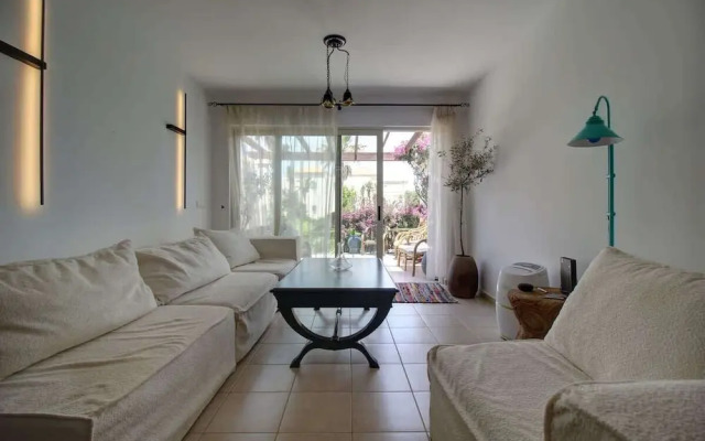 Villa Elias 1BR Upper Apt with Pool