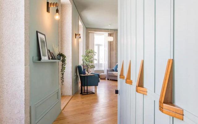 Artistic 2BR Flat Downtown w/ AC by LovelyStay