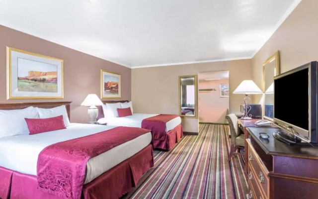 Days Inn & Suites By Wyndham Logan
